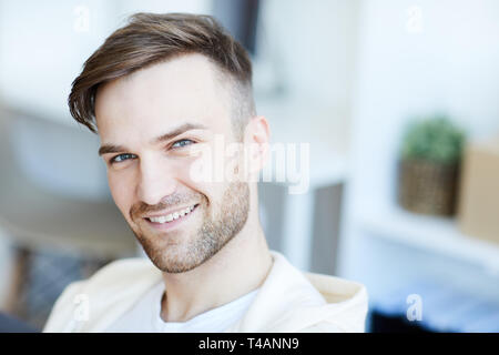 Porträt von gutaussehenden Mann Stockfoto