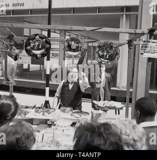 1960, historische Straße Verkäufer bei seinem Open-air-Stall sellling Haushalt Waren, Stepney, East London, London, England, UK. Schild sagt Der tepney Street Traders Association', die mit der Lizenz Inhaber der Stall M. in Emden. Stockfoto