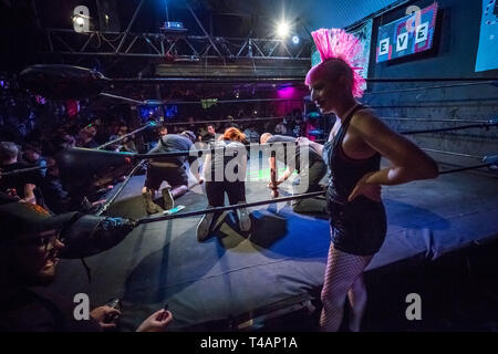 London, Großbritannien. 13. April 2019. Eva Frauen Wrestling" größer als SHEsus "Professional Women wrestling Veranstaltung. Credit: Guy Corbishley/Alamy leben Nachrichten Stockfoto