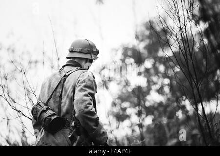 Close Up Single Re-Enactor gekleidet, wie Deutsche Wehrmacht Infanterie Soldat im Zweiten Weltkrieg auf Patrouille durch Wald. WWII WW 2 Mal. Foto Stockfoto