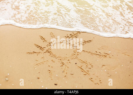 Hallo Sommerferien Konzept. Sonne am Sandstrand und Meer Wellen geschrieben. Entspannung auf der tropischen Insel. Let's Travel Stockfoto