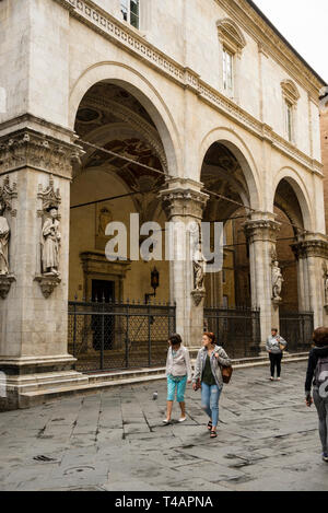 Loggia Della Mercanzia in Siena, Italien. Stockfoto