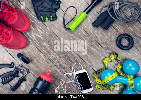 Paar Sportschuhe, frischen Apfel und Zubehör für Fitness auf Holz- Hintergrund, Kopieren Platz für Text Stockfoto