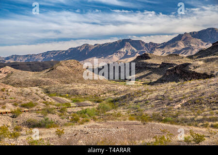 Sierra Madre Oriental in Mexiko im Abstand, Rio Grande, Ansicht von Hoodoos Trail, River Road, Big Bend Ranch State Park, Texas, USA Stockfoto