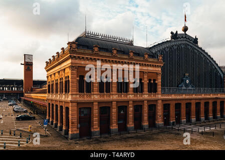 Madrid, Spanien - 27. Oktober 2018: Außenansicht des alten Bahnhof Atocha bei Sonnenaufgang. Stockfoto