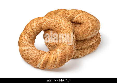 Stapel von traditionellen frisch gebackene Türkische simit Brot auf weißem Hintergrund Stockfoto