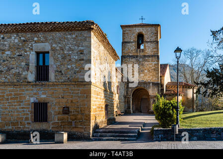 Cangas de Onis, Spanien - 1 April, 2019: Kloster von Villanueva de Cangas ein mittelalterliches Gebäude im romanischen Stil. Es ist ein luxuriöses Hotel, das sich im Besitz von Pa Stockfoto