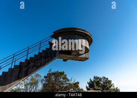 Igualada, Spanien - 1 April, 2019: Veranschaulichung von El Fito, es ist eine konkrete Konstruktion in der Bergkette von sueve. Stockfoto