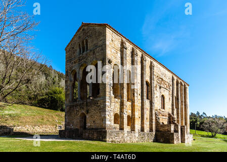 Oviedo, Spanien - 1 April, 2019: Kirche Santa Maria del Naranco. Ein pre-romanische Kirche in einem Berg in der Nähe von Oviedo gebaut Stockfoto