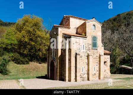Oviedo, Spanien - 1 April, 2019: Kirche des Hl. Michael von Lillo, San Miguel de Lillo. Ein pre-romanische Kirche in einem Berg in der Nähe von Oviedo gebaut Stockfoto