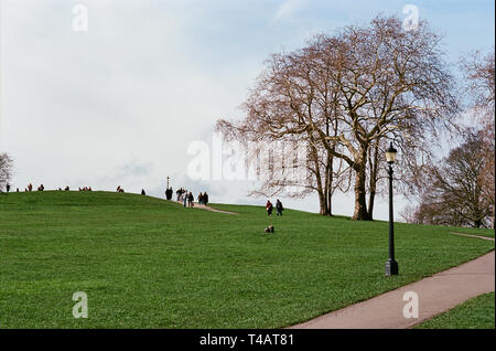 Wanderer auf der Primrose Hill, North London UK, im Frühling Stockfoto