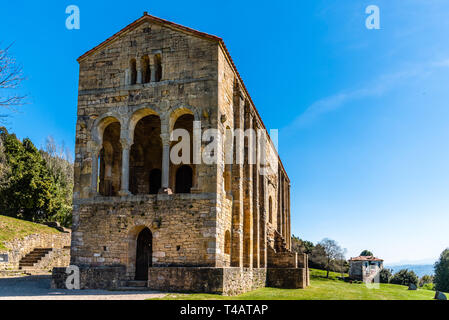 Oviedo, Spanien - 1 April, 2019: Kirche Santa Maria del Naranco. Ein pre-romanische Kirche in einem Berg in der Nähe von Oviedo gebaut Stockfoto