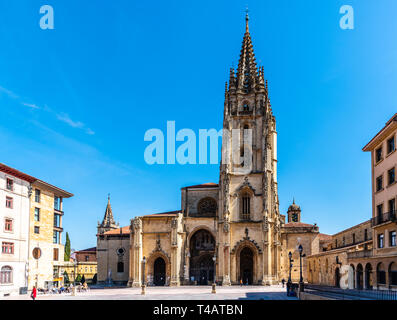 Oviedo, Spanien - 1 April, 2019: heiliger Erlöser oder die Kathedrale von San Salvador gegen den blauen Himmel Stockfoto