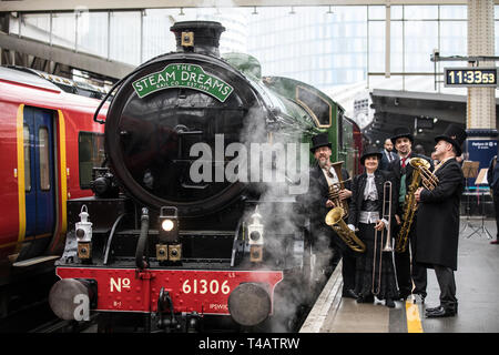 Die Mayflower Dampfzug wird in regelmäßigen Zeitplan für das erste Mal in 50 Jahren von London Waterloo auf einer Rundreise durch Surrey Hills, UK ausführen Stockfoto