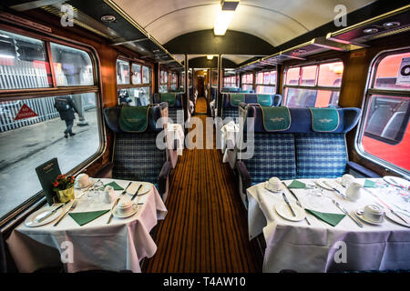 Die Mayflower Dampfzug wird in regelmäßigen Zeitplan für das erste Mal in 50 Jahren von London Waterloo auf einer Rundreise durch Surrey Hills, UK ausführen Stockfoto