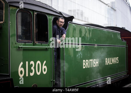 Die Mayflower Dampfzug wird in regelmäßigen Zeitplan für das erste Mal in 50 Jahren von London Waterloo auf einer Rundreise durch Surrey Hills, UK ausführen Stockfoto