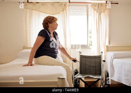 Reife weibliche Patienten am Krankenbett. Stockfoto