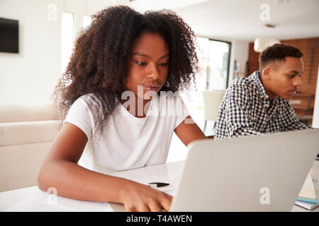 Teenage Schwester und Bruder zu tun mit Laptop Computer Heimarbeit, Nahaufnahme Stockfoto