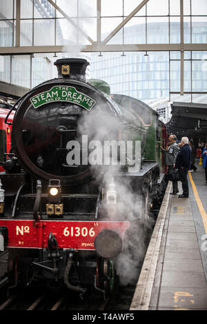 Die Mayflower Dampfzug wird in regelmäßigen Zeitplan für das erste Mal in 50 Jahren von London Waterloo auf einer Rundreise durch Surrey Hills, UK ausführen Stockfoto