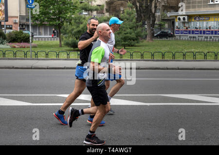 Serbien, 14. April 2019: Gruppe der 32 Belgrad Marathon Teilnehmer liefen die Straße in Belgrade Karadjordjeva Stockfoto