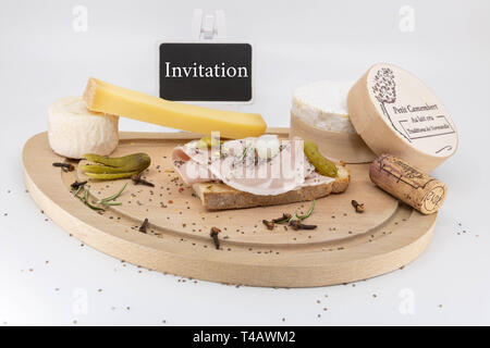 Einladung für das Erntedankfest, Beaujolais Nouveau oder in einer Weinbar, Käse und Wurst schmecken Stockfoto