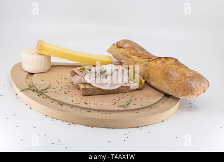 Französische Snacks: Baguette, Käse und Deli Sandwich Stockfoto