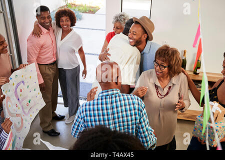 Schwarze Familie Mitglieder umfassenden an eine Überraschungsparty, Erhöhte Ansicht Stockfoto