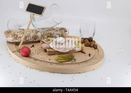 Deli und Weingläser mit einem Textfeld für die Weinlese, Wein Beaujolais neue Aperitif zum Abendessen Stockfoto