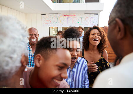 In der Nähe der schwarzen Familie Großeltern Zuhause für eine Überraschungsparty Stockfoto