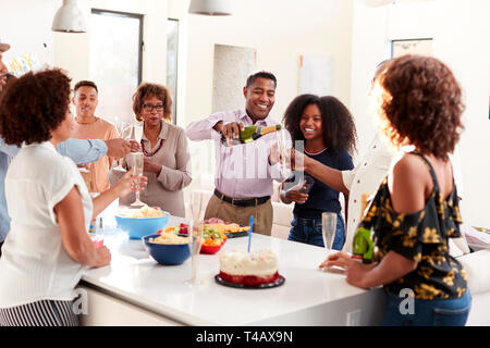 Drei generation schwarze Familie Gläser heben ein Toast bei einer Feier zu Hause Stockfoto