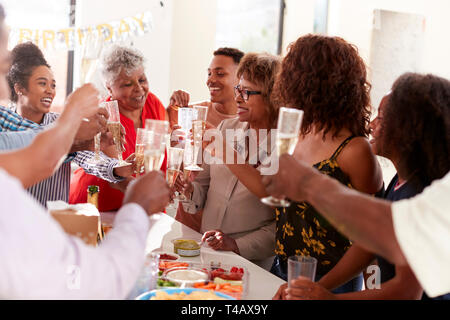 Drei generation Familie feiern gemeinsam einen Toast zu Großmutter, selektiven Fokus Stockfoto