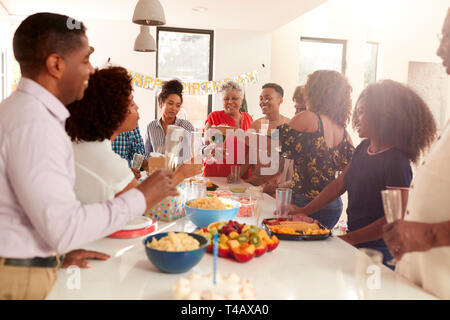 Drei generation schwarze Familie Gläser heben ein Toast bei einer Feier zu Hause, in der Nähe Stockfoto