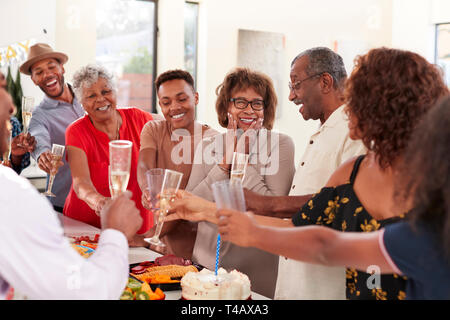 Drei generation schwarze Familie anheben Gläser Champagner bei einer Feier zu Hause, bis in der Nähe Stockfoto