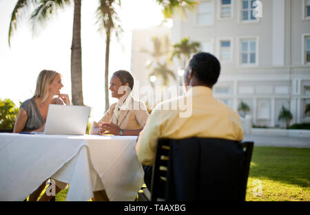 Drei Kollegen am Tisch sitzen, für Business Meeting. Stockfoto