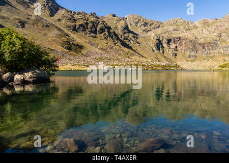 Klares Wasser See der Estanys de Tristaina, Pyrenäen, Andorra Stockfoto