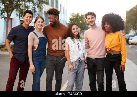 Sechs tausendjährigen hipster Freunde in einer Stadt Straße ständigen Lächeln auf Kamera, drei Viertel Länge Stockfoto
