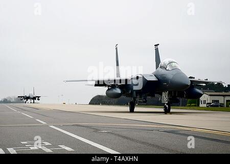 F-15E Strike Adler Taxi auf der Flightline im Royal Air Force Lakenheath, England, 22. März 2019. 492Nd und 494th Fighter Squadrons joined Royal Air Force Personal und Flugzeugen in der aktuellen Iteration der übung Point Blank in Yorkshire, England. Stockfoto