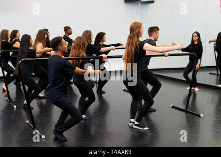 Schüler mit Lehrer an der Performing Arts School Proben Ballett im Tanzstudio mit Barre Stockfoto