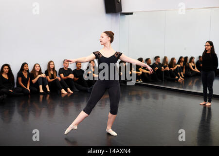 Weibliche Ballett Student an der Performing Arts School führt für die Klasse und Lehrer im Tanz Studio Stockfoto