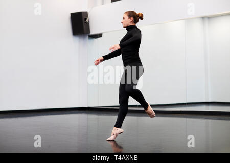 Weibliche Kursteilnehmer an der Performing Arts School Proben Ballett in Dance Studio Stockfoto