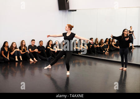 Weibliche Ballett Student an der Performing Arts School führt für die Klasse und Lehrer im Tanz Studio Stockfoto