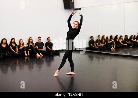 Weibliche Ballett Student an der Performing Arts School führt für die Klasse und Lehrer im Tanz Studio Stockfoto