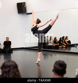 Weibliche Ballett Student an der Performing Arts School führt für die Klasse und Lehrer im Tanz Studio Stockfoto