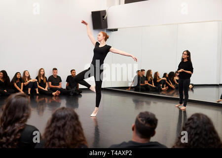 Weibliche Ballett Student an der Performing Arts School führt für die Klasse und Lehrer im Tanz Studio Stockfoto