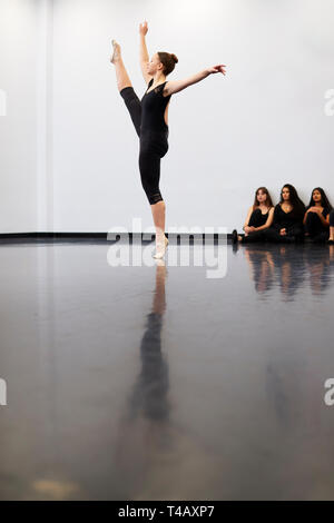 Weibliche Ballett Student an der Performing Arts School führt für die Klasse im Tanz Studio Stockfoto