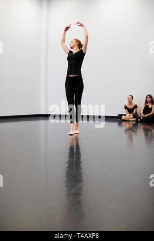 Weibliche Ballett Student an der Performing Arts School führt für die Klasse im Tanz Studio Stockfoto