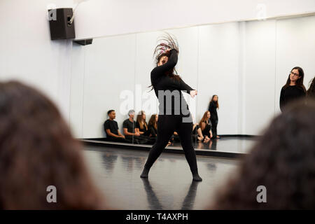 Weibliche Kursteilnehmer an der Performing Arts School führt Street Dance für Klasse und Lehrer im Tanz Studio Stockfoto