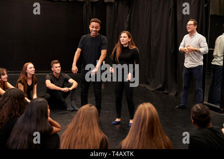 Lehrer mit Männlichen und Weiblichen Drama Kursteilnehmer an der Performing Arts School in Studio Improvisation Klasse Stockfoto