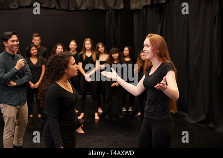 Lehrer mit Männlichen und Weiblichen Drama Kursteilnehmer an der Performing Arts School in Studio Improvisation Klasse Stockfoto