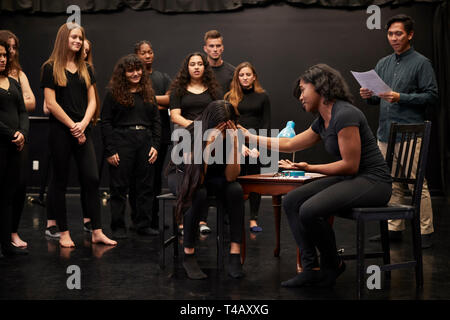 Lehrer mit Männlichen und Weiblichen Drama Kursteilnehmer an der Performing Arts School in Studio Improvisation Klasse Stockfoto